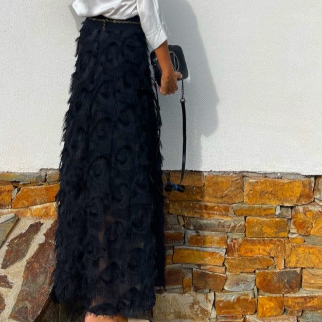 Falda larga de plumas